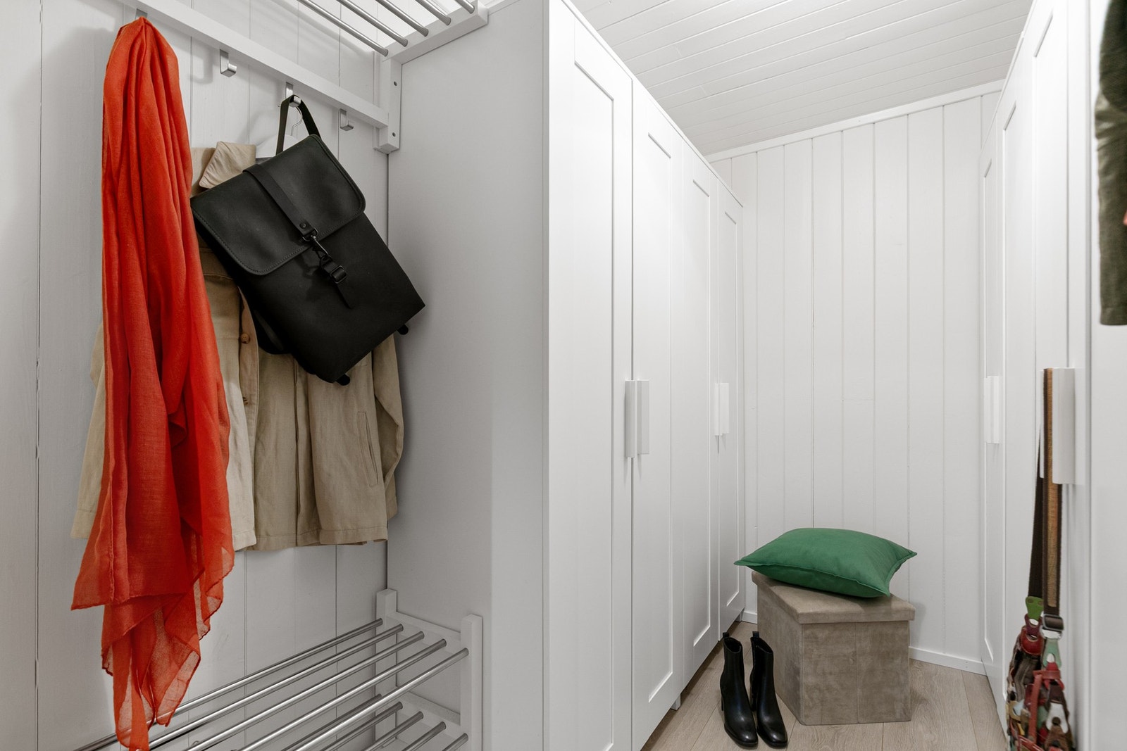 I gangen er det adkomst til bod med oppheng til yttertøy og god lagringsplass i garderobeskap. Galleribilde