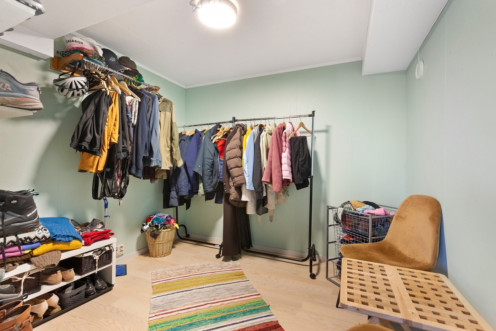 Stor garderobe med plass til hele familiens yttertøy. Galleribilde