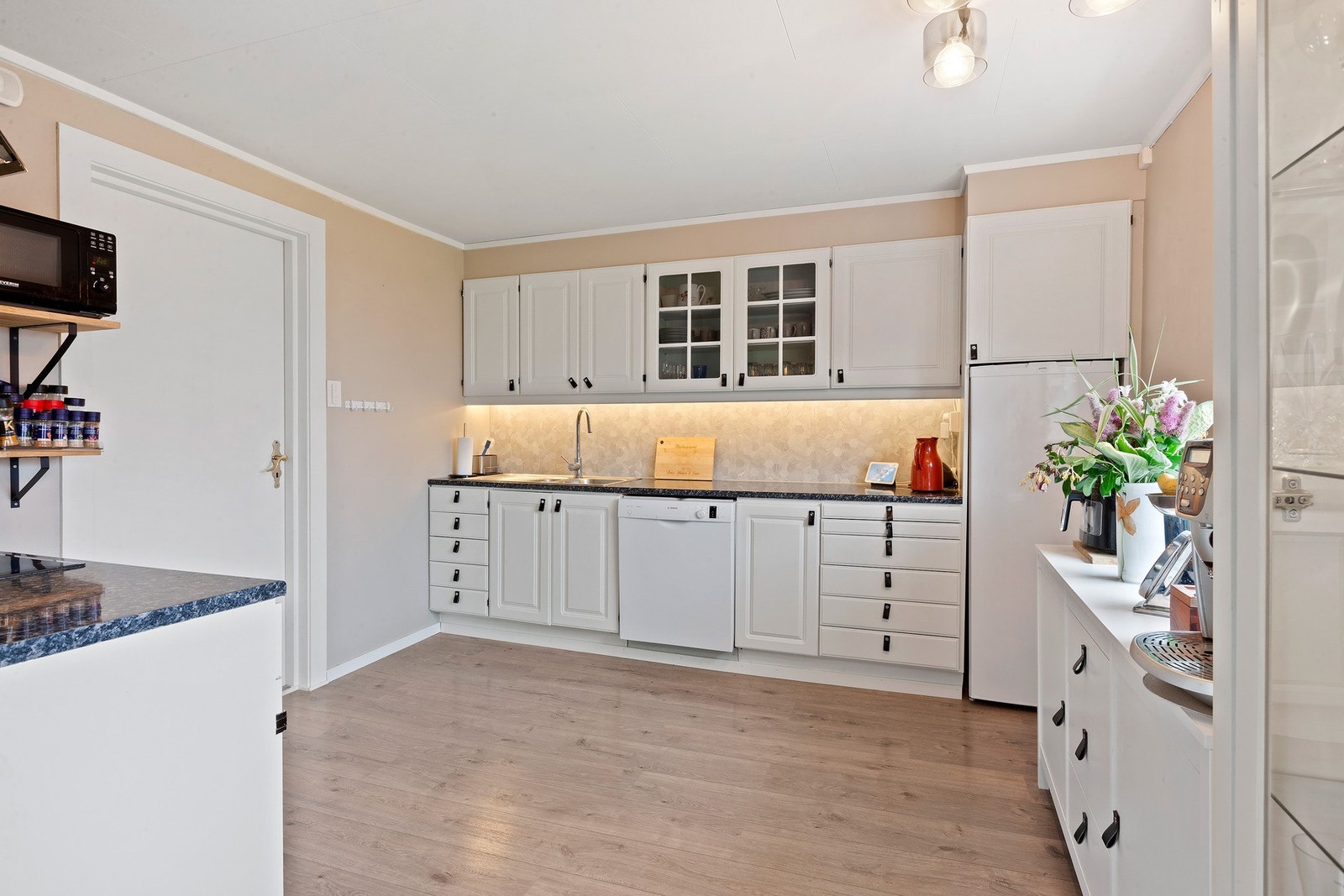 Praktisk kjøkken med god skap- og benkeplass. Galleribilde