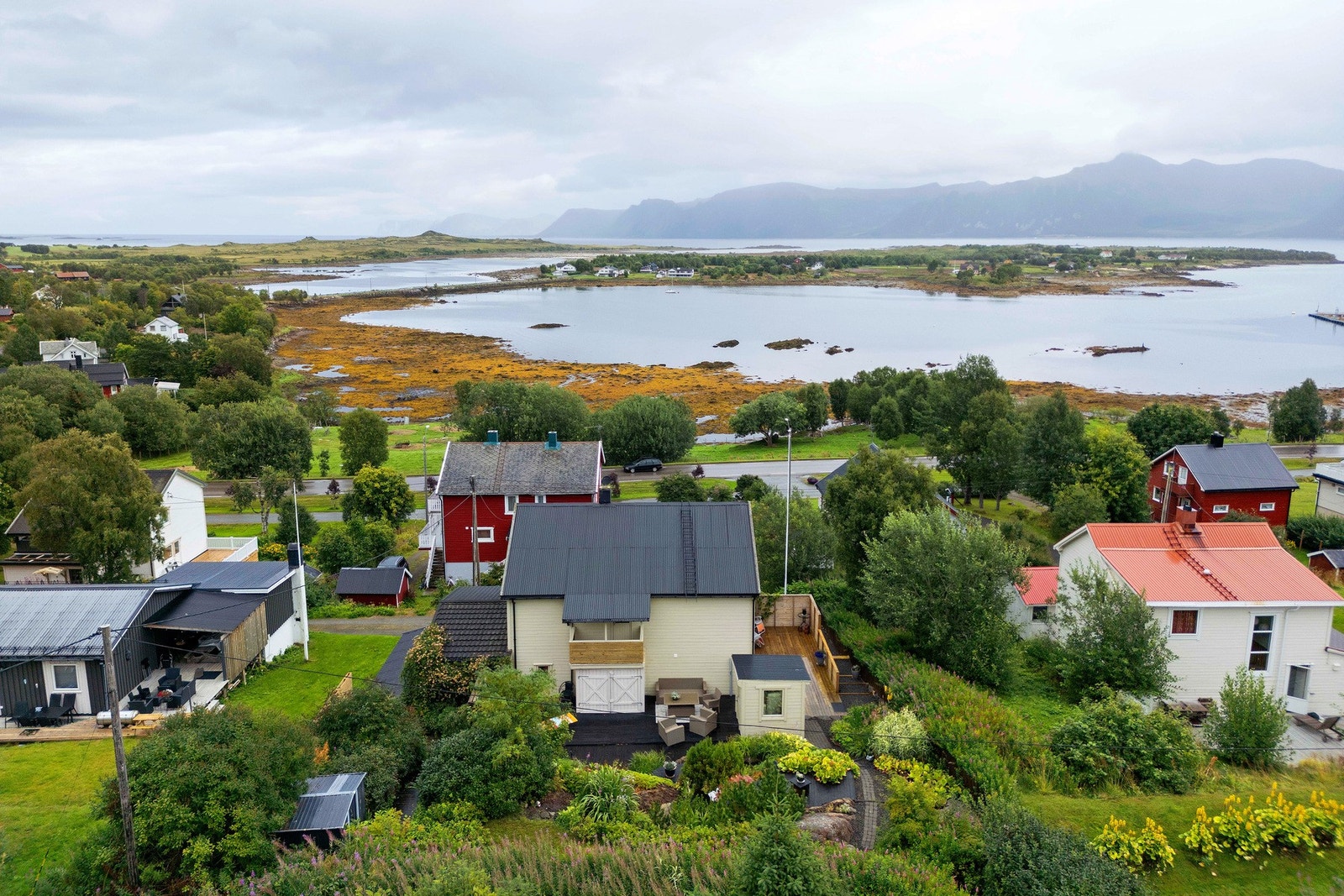 Eiendommen har beliggenhet sentralt i Alsvåg. Galleribilde