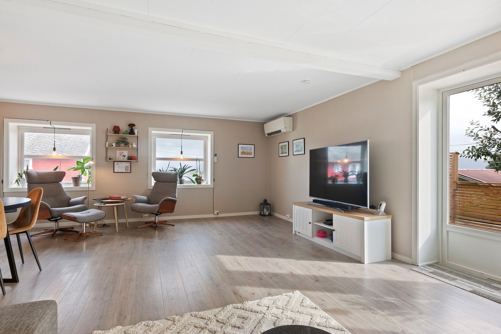 Fra stue er det direkte utgang til terrasse/hage. Galleribilde