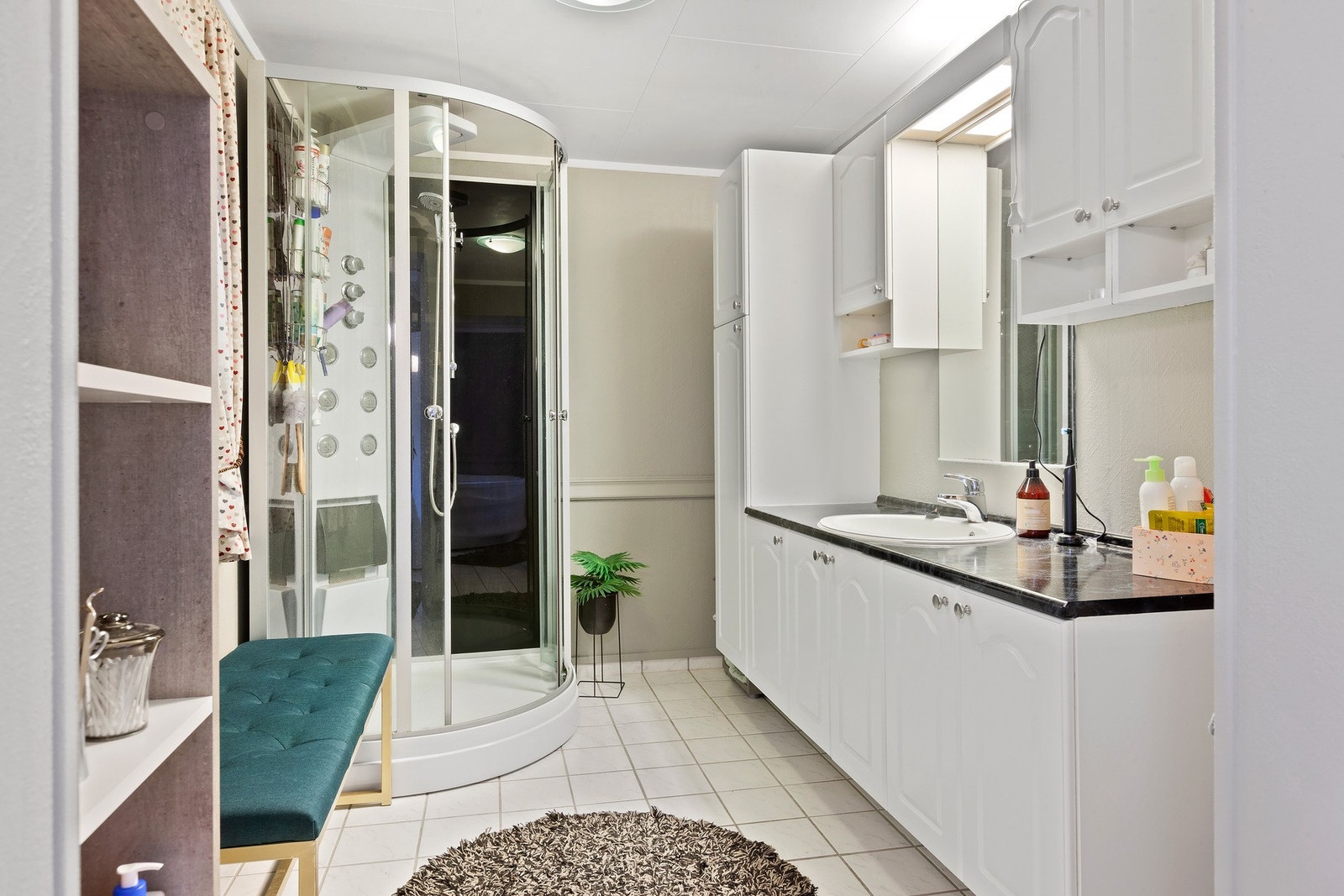 Rikelig med oppbevaringsplass i badromsinnredning. Varme i gulv. Galleribilde