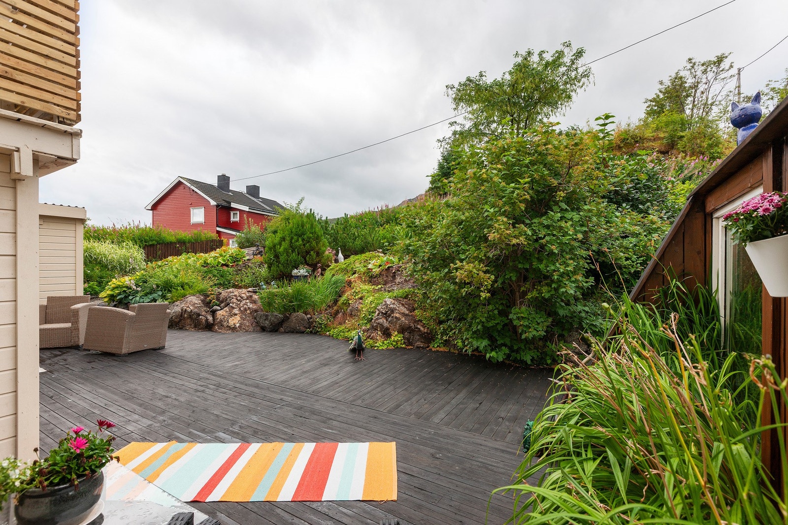 Meget velholdt og innholdsrik hage. Galleribilde