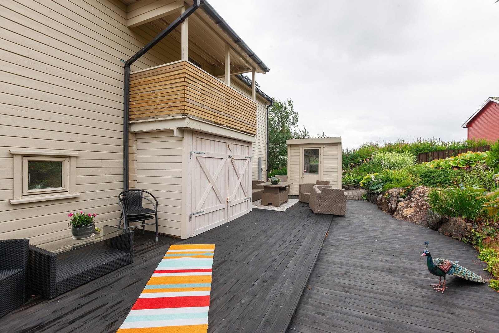 Hagen bugner av vakre planter og blomster i fantastiske farger. Galleribilde