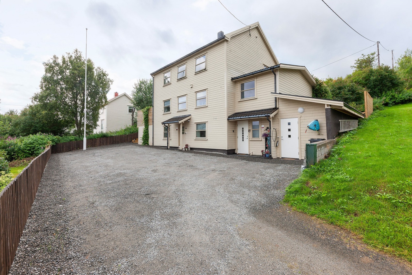 Rikelig med parkeringsmuligheter på gårdsplassen. Galleribilde