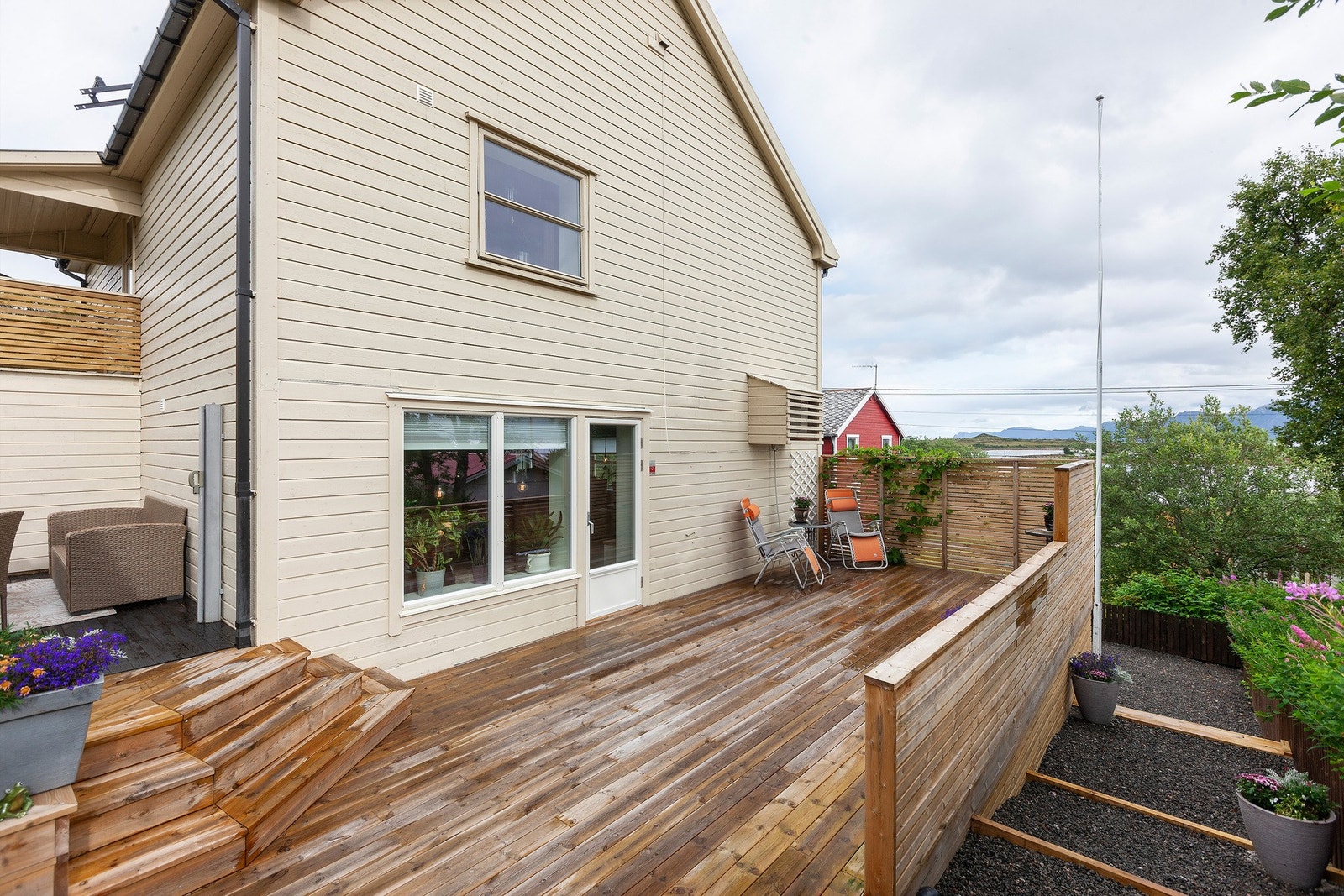 Flott uteplass mot sørvest med lett adkomst fra stue og bakkenivå. Galleribilde