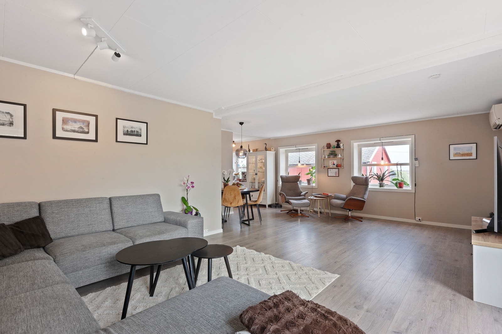 Flere vindusflater gir stue rikelig med dagslys. Galleribilde