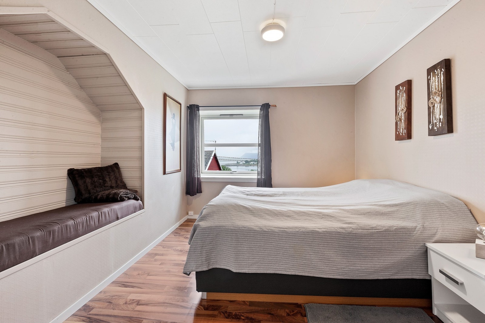 Det er 3 romslige soverom samlet i loftetasjen. Galleribilde