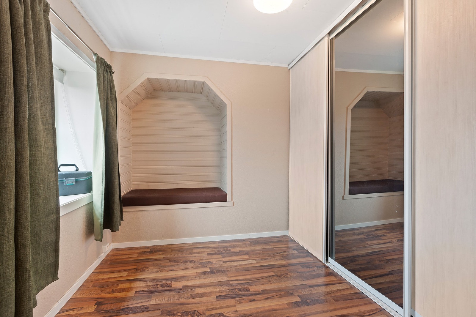 Garderoberom med praktisk skyvedørsgarderobe. Galleribilde