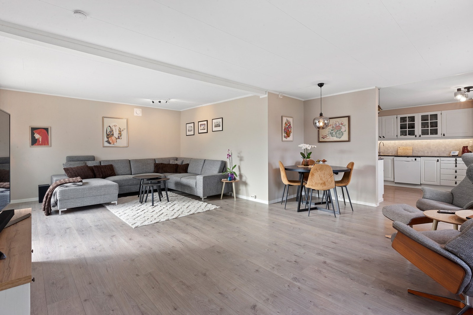 Stuen gir flere innredningsmuligheter og en naturlig forbindelse til kjøkkenet. Galleribilde