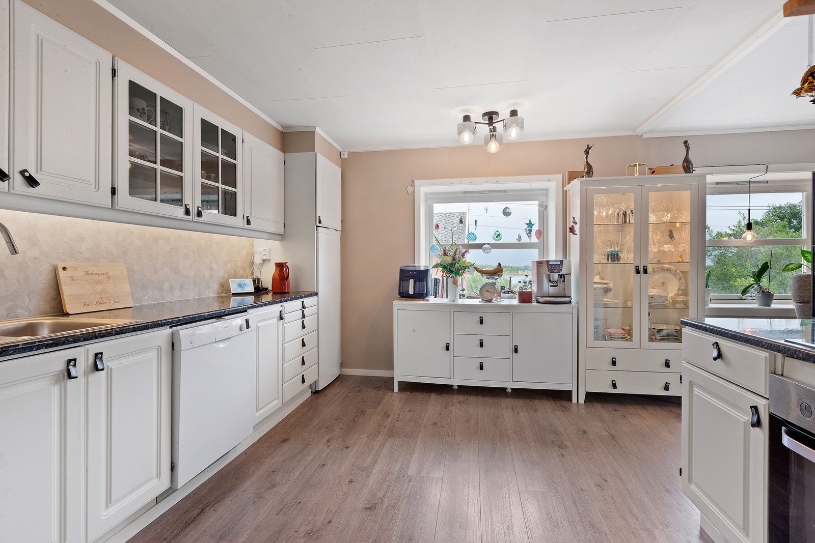 Oppvaskmaskin, komfyr og platetopp medfølger. Galleribilde