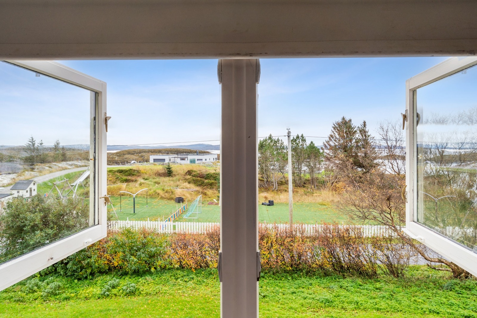 Her kan man nyte flott utsikt mot sjøen og omkringliggende natur. Galleribilde