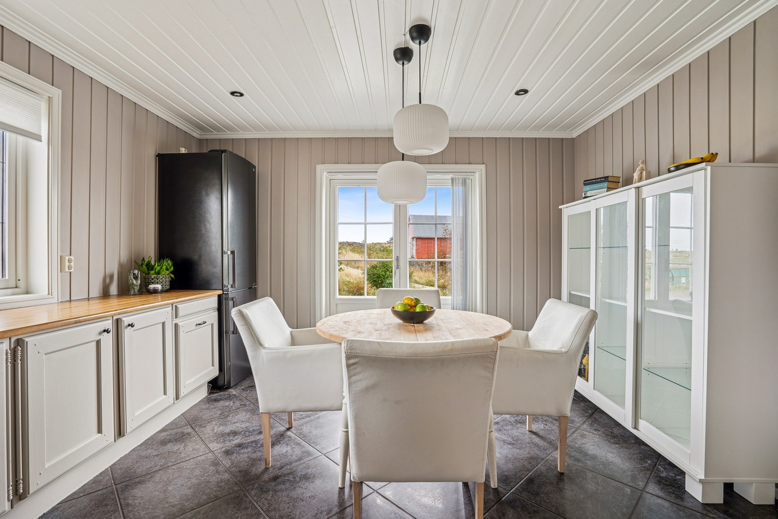 Kjøkkenet oppleves luftig og trivelig, med god plass til spisebord og sosialt samvær. Galleribilde