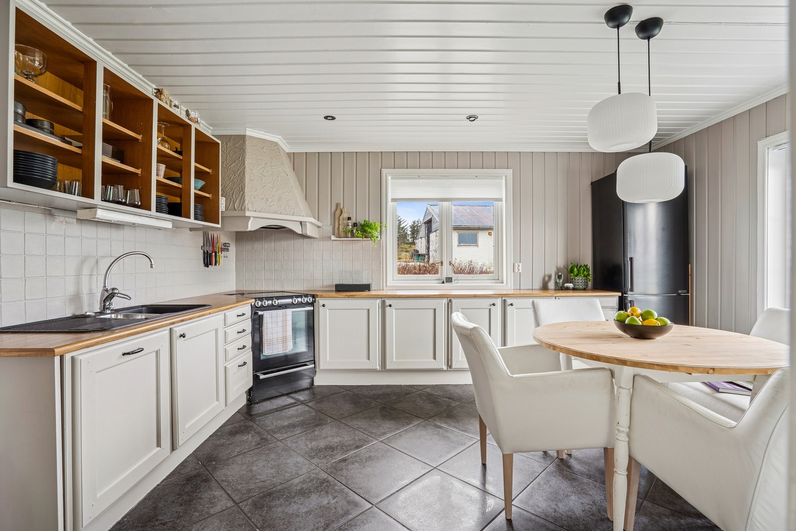 Kjøkkenet fremstår som lyst, innbydende og funksjonelt - et naturlig samlingspunkt for familien. Galleribilde