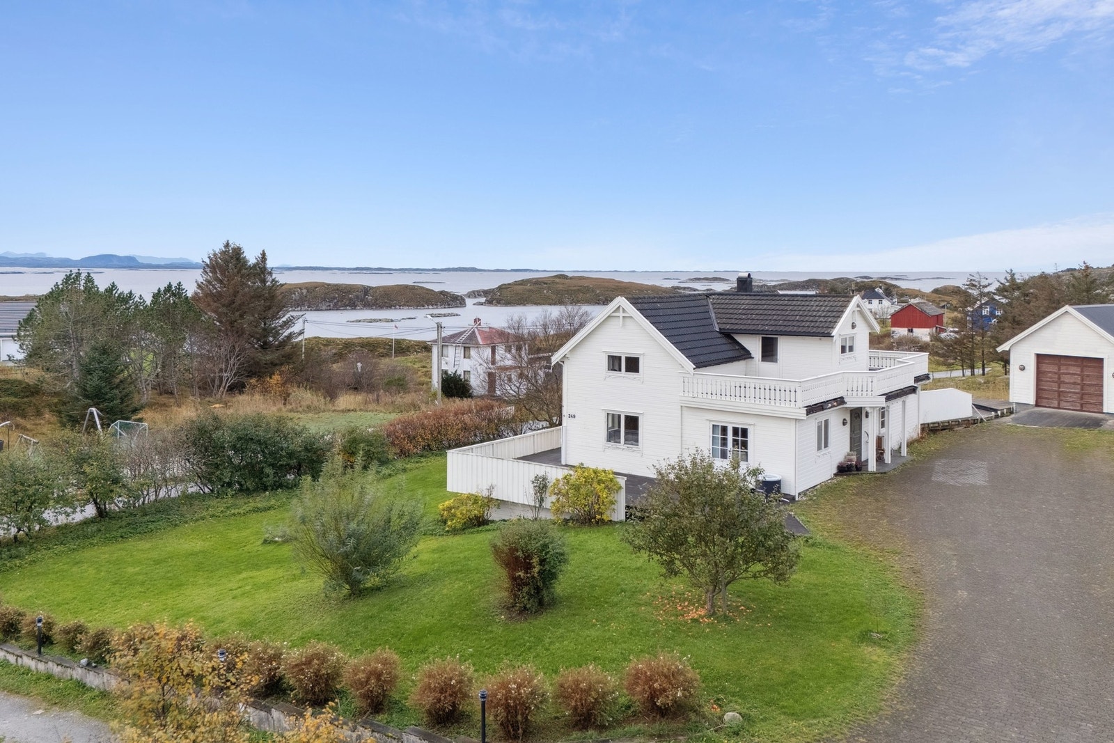 EIE eiendomsmegling ved Eskil Wahl har gleden å presentere Fillingsnesveien 249! Til eiendommen hører også garasje med bod, samt rikelig med parkering på egen tomt. Foto: Matthias Herzog. Galleribilde