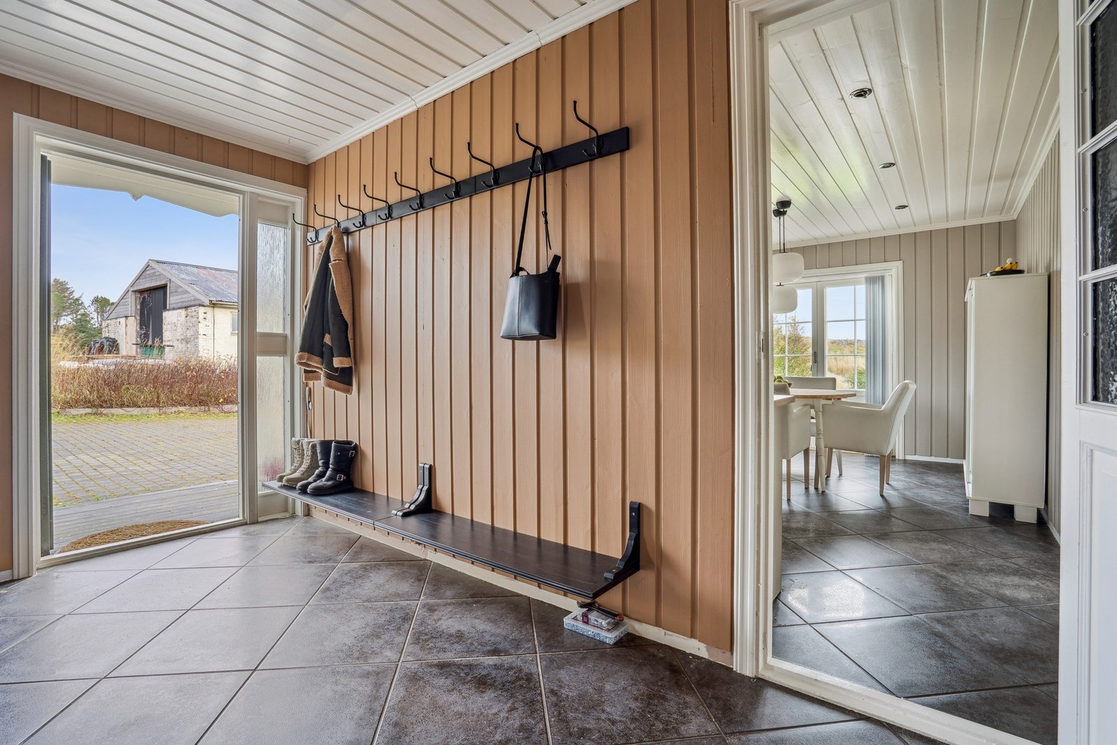 I 1.etasje finner du kjøkken, stue, soverom, entré, toalettrom, vaskerom og en egen utleiedel som separat boenhet. Galleribilde