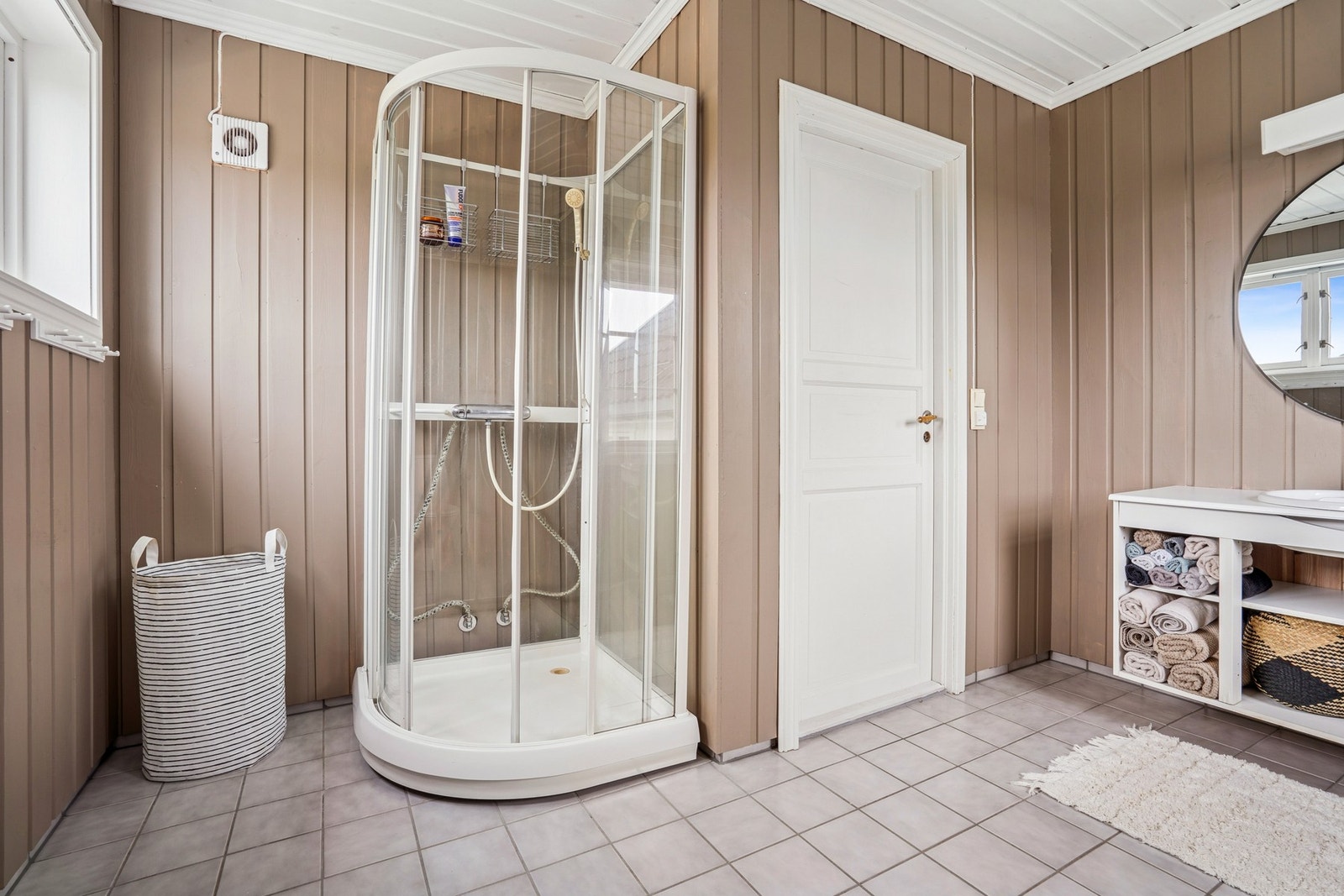 Rommet er innredet med dusjkabinett, servant i innredning og toalett, og har en behagelig størrelse som dekker familiens daglige behov. Galleribilde