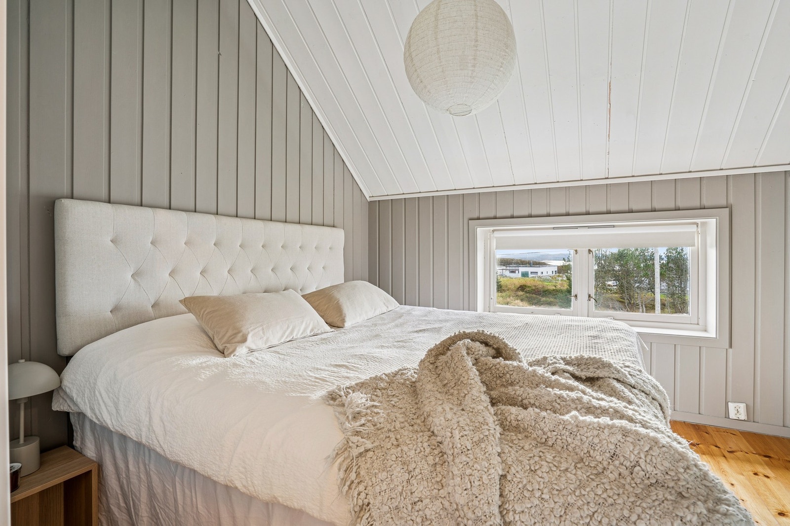 Soverommene har tregulv, malt panel og lyse fargetoner, noe som gir et lunt og harmonisk uttrykk. Galleribilde