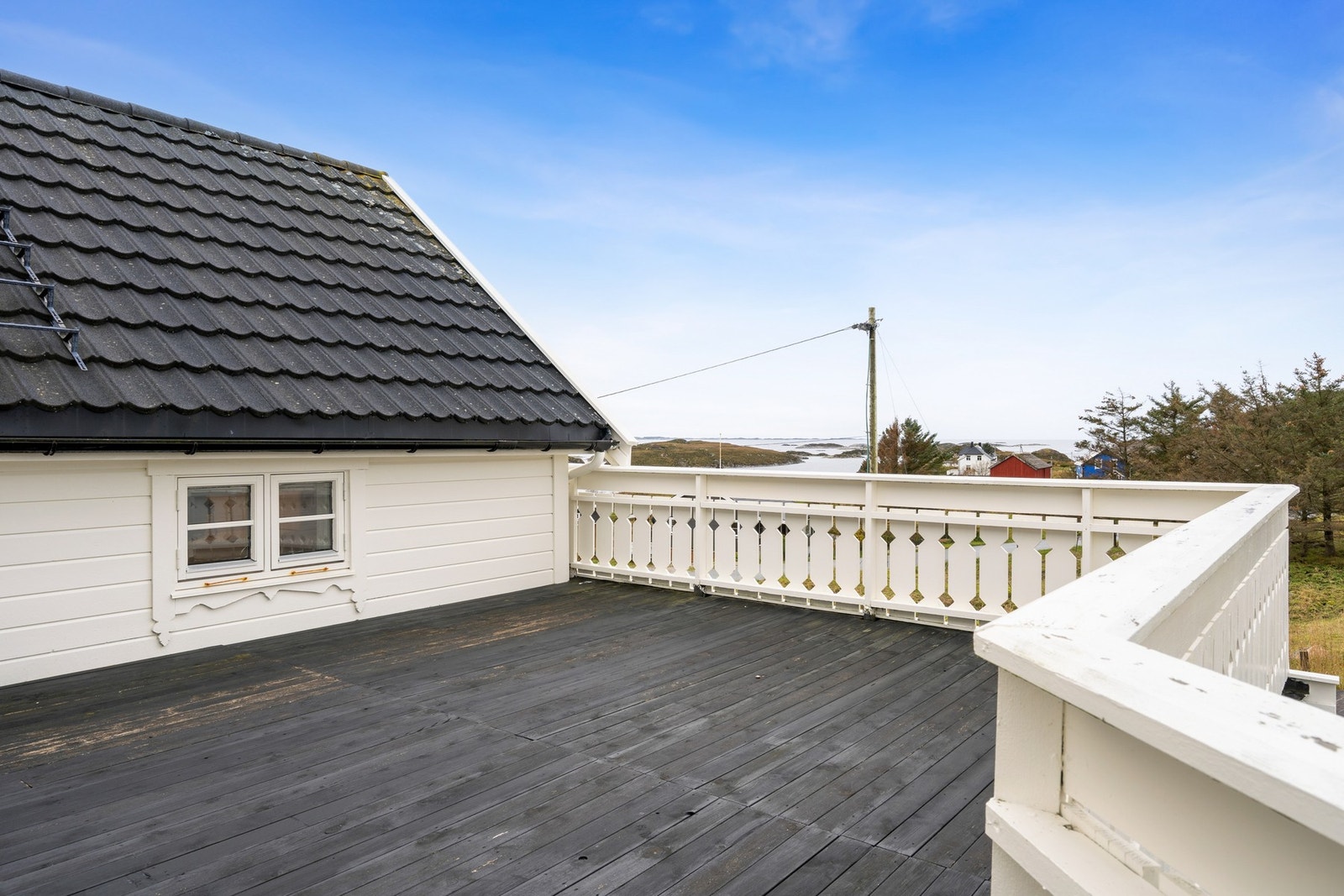 Altanen ligger høyt og fritt, med gode solforhold og skjermet beliggenhet, perfekt for rolige morgener med kaffe eller sene sommerkvelder. Galleribilde