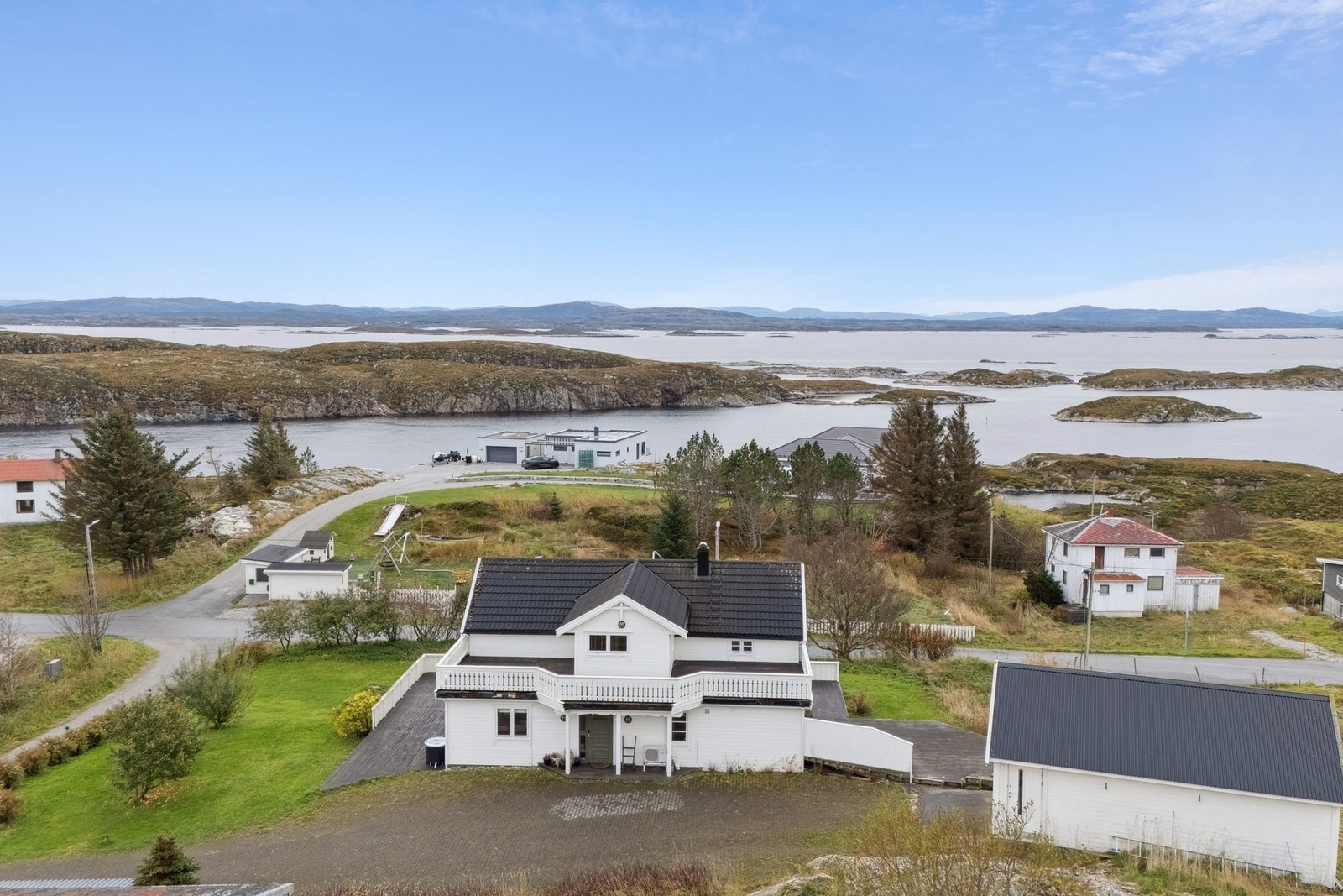 Eiendommen ligger vakkert til på en solrik og usjenert tomt på ca. 1,6 mål. Galleribilde