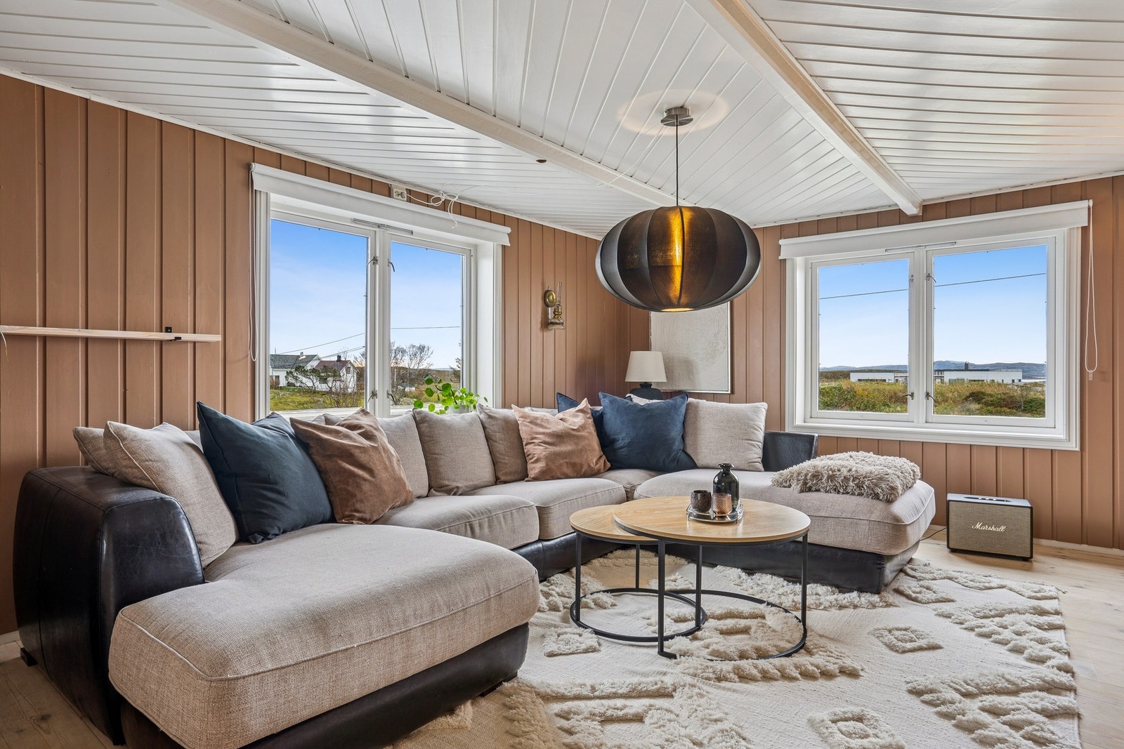 En sjarmerende og moderne familiebolig med gode kvaliteter, romslig tomt og idyllisk beliggenhet på Bekken. Galleribilde