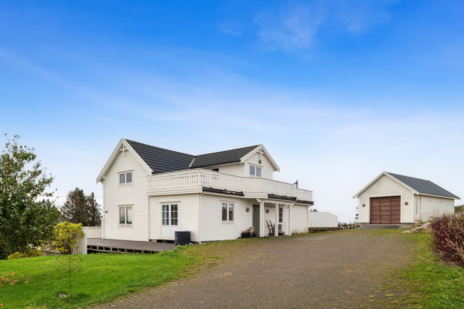 Til eiendommen hører også garasje med bod, samt rikelig med parkering på egen tomt. Galleribilde