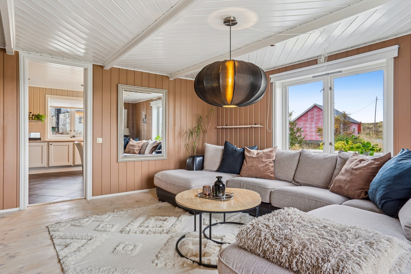 Resultatet er en romslig og funksjonell enebolig med gjennomgående standard og et lunt preg som kombinerer moderne løsninger med klassiske detaljer. Galleribilde