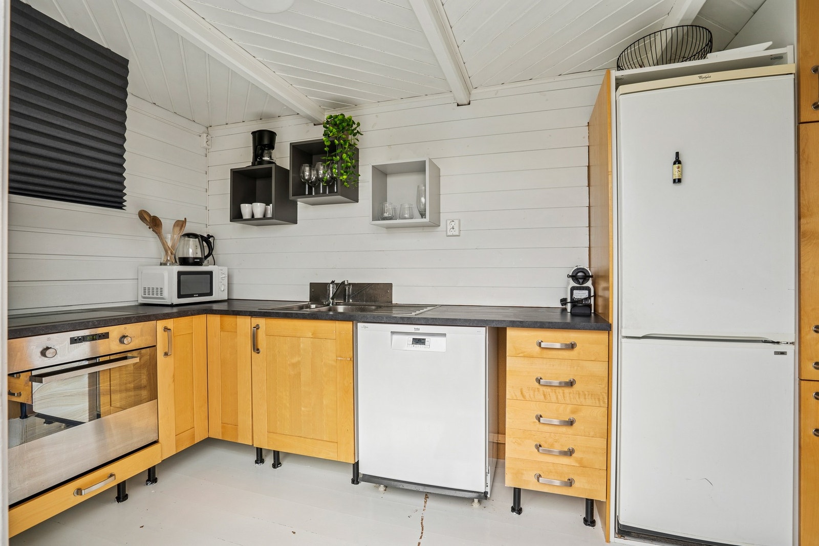 Her ligger alt til rette for stabile leieinntekter, eller som en praktisk løsning for familie, gjester eller generasjonsbo. Galleribilde