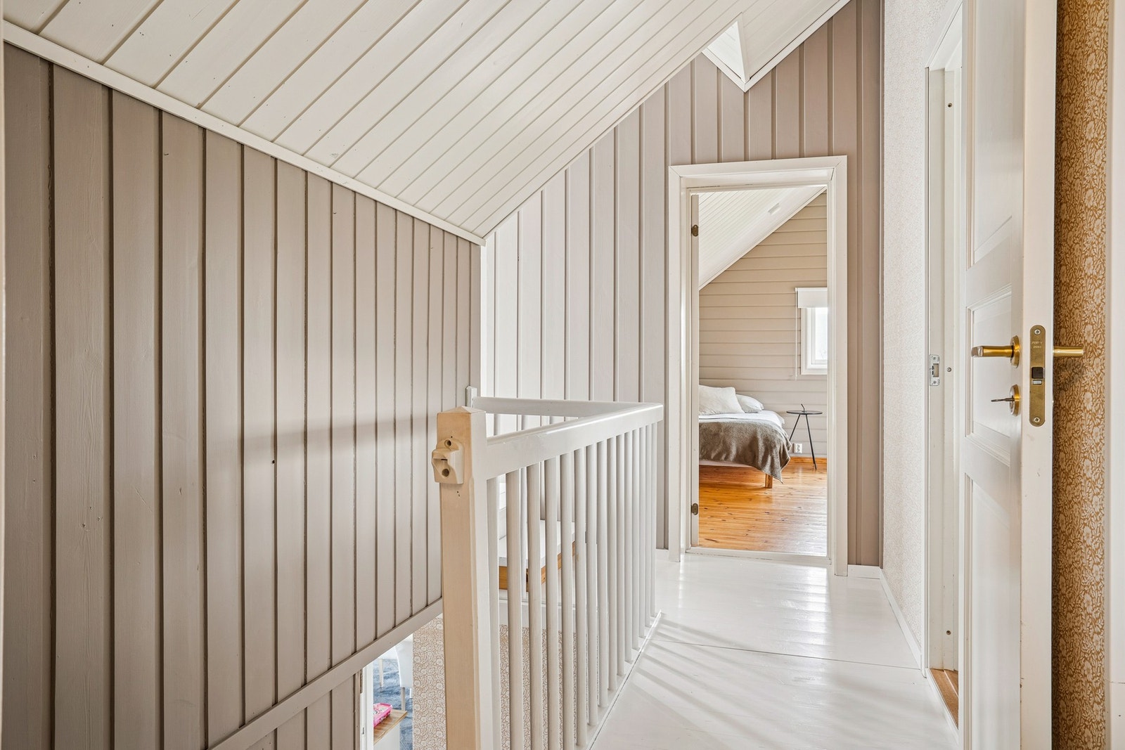 2.etasje består av tre soverom, et romslig garderoberom, gang og et bad. Galleribilde