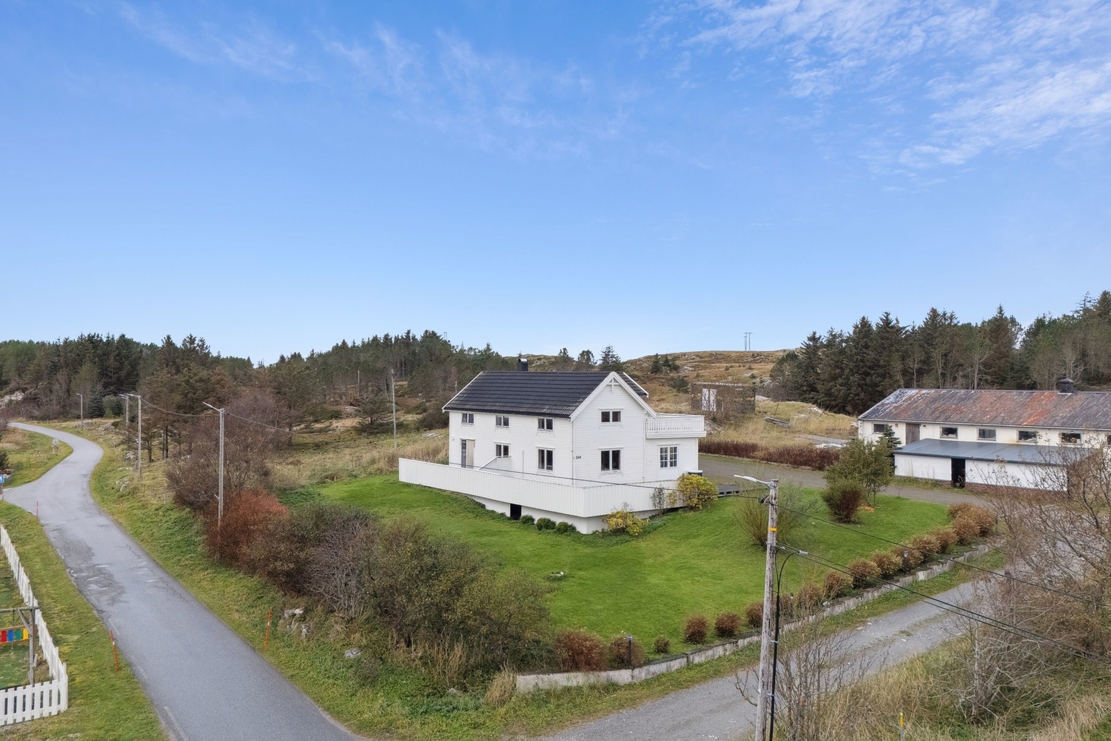 Tomten er pent opparbeidet med gressplen, beplantning og flere flotte terrasser med gode solforhold og nydelig utsikt mot sjøen. Galleribilde