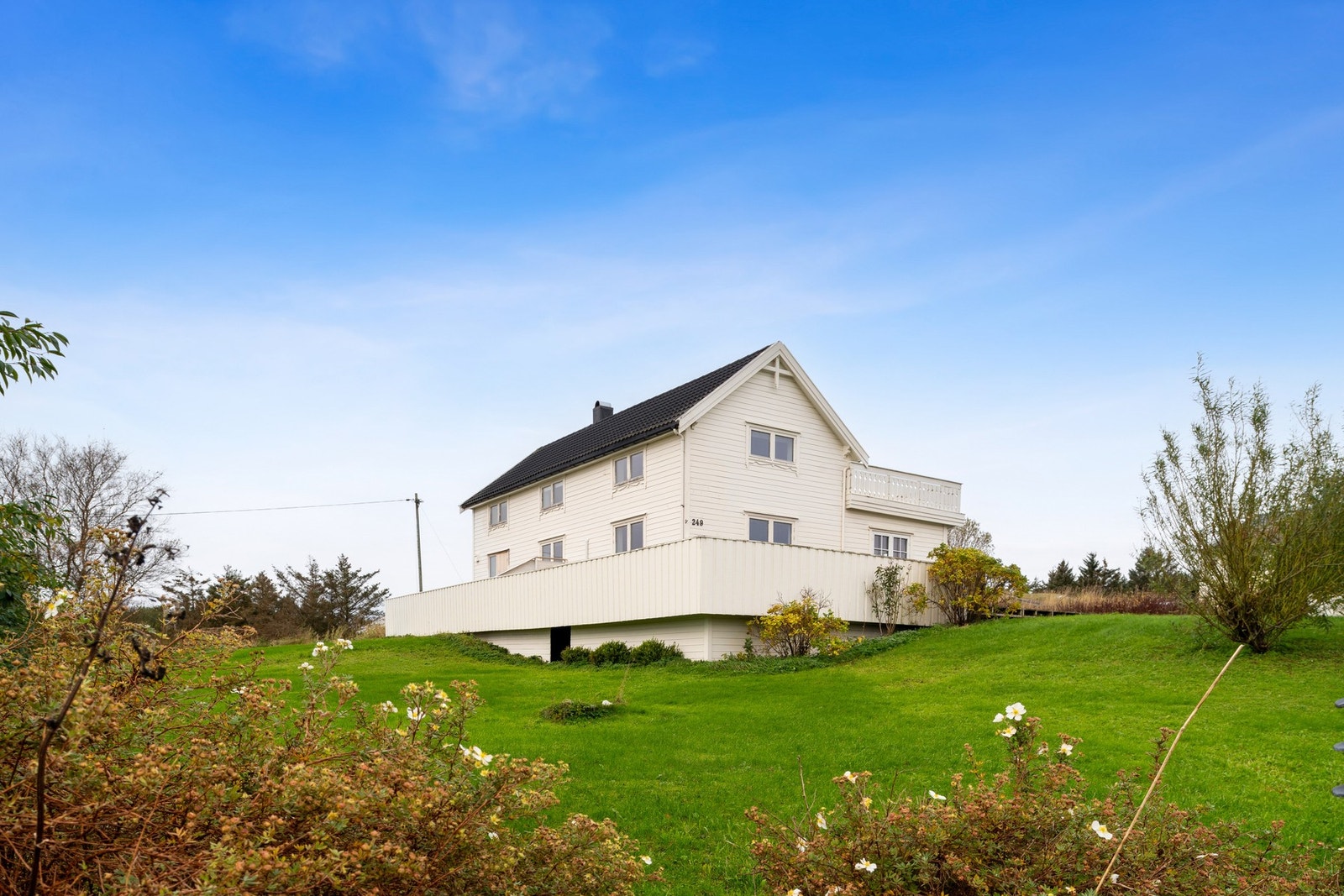 Eiendommen har også en egen utleiedel i første etasje, som gir gode muligheter for utleieinntekt, gjesterom eller som en praktisk løsning for generasjonsbolig. Galleribilde