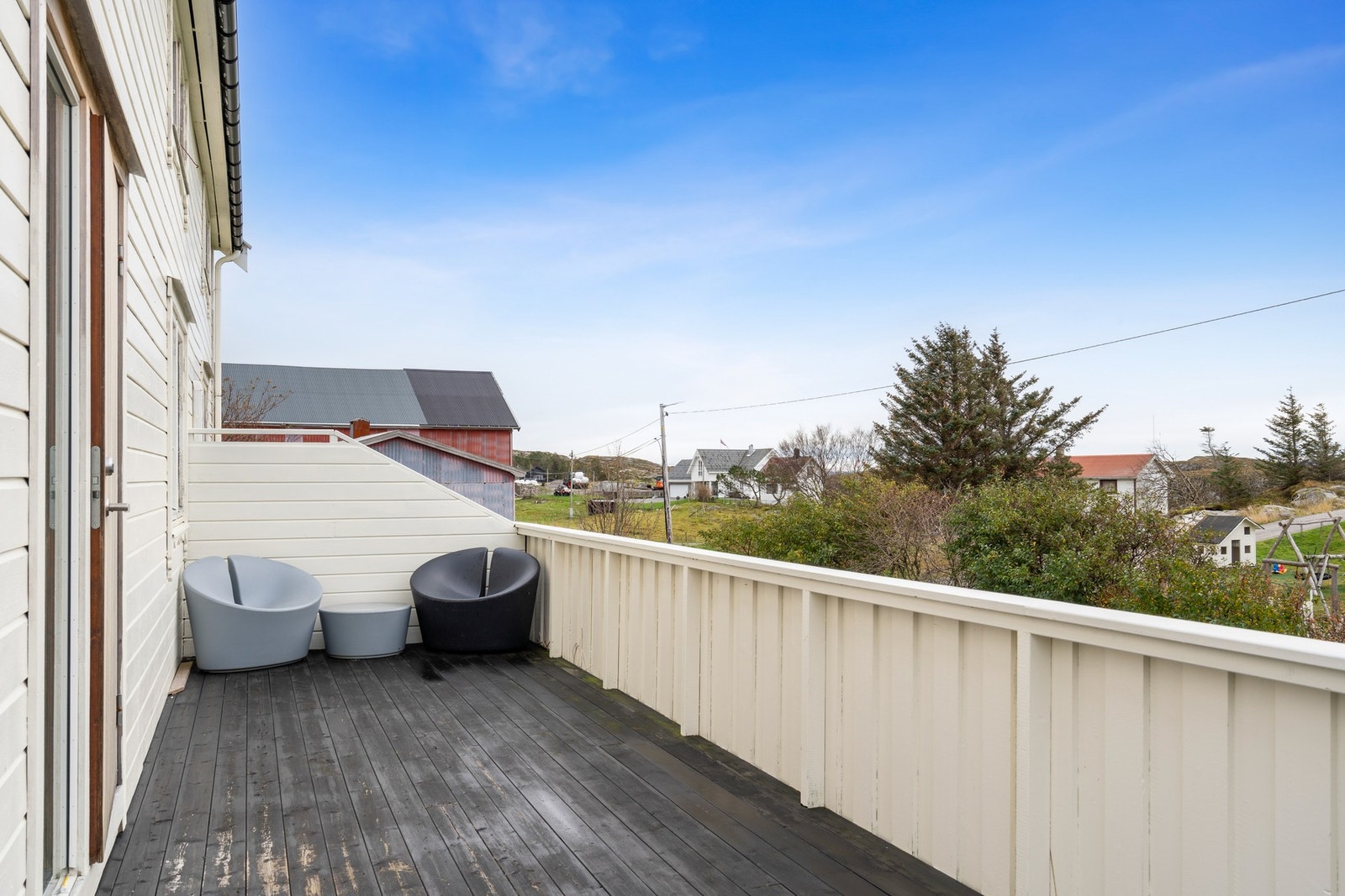 Eiendommen har flere uteplasser med gode solforhold og flott utsikt mot sjøen og omkringliggende natur. Galleribilde