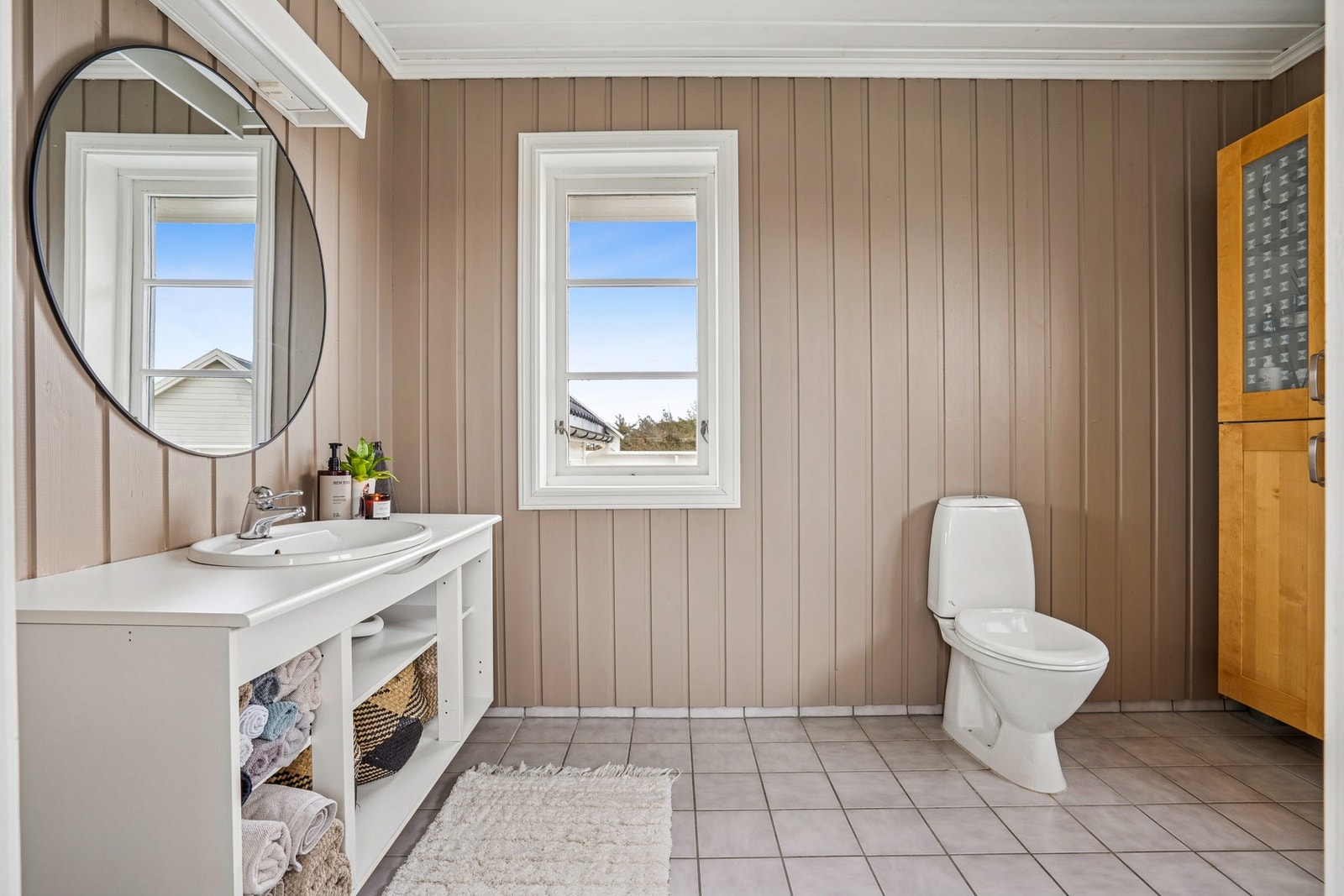 Et funksjonelt baderom med lyse overflater og tidløs stil. Galleribilde