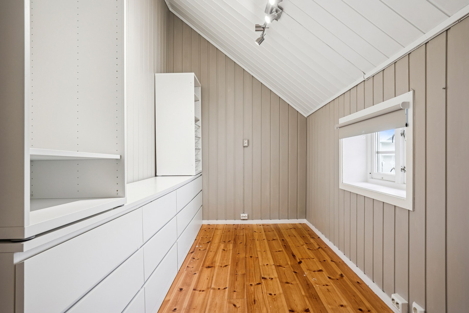 Praktisk garderoberom med god plass til klær og oppbevaring. Galleribilde