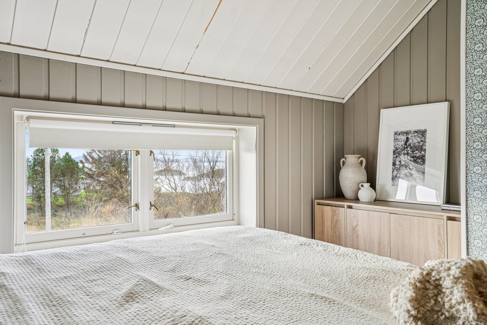 Fra flere av rommene har man utsikt mot sjøen og vakker natur. Galleribilde