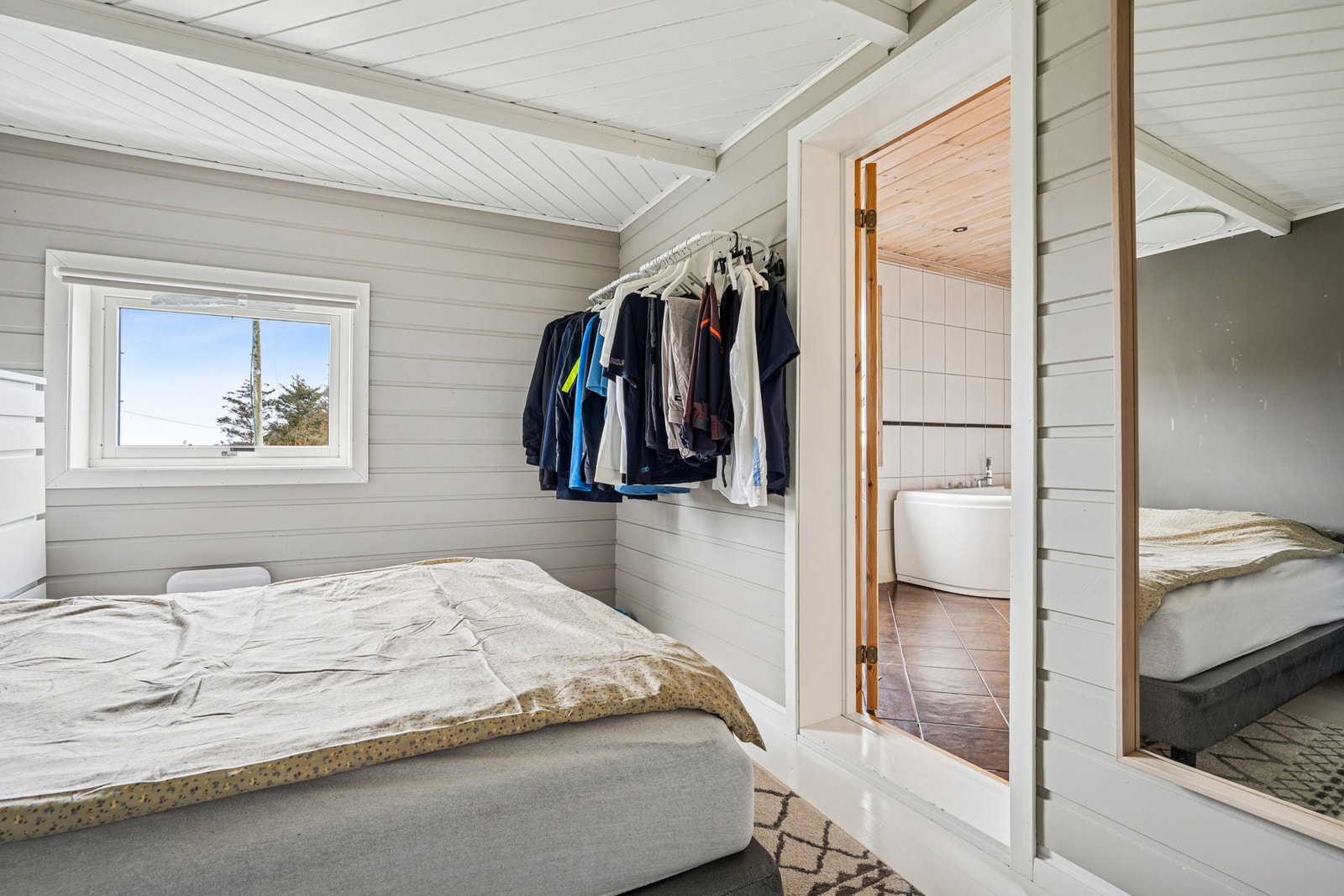Det romslige soverommet er på 11 kvm og har direkte inngang til badet. Galleribilde