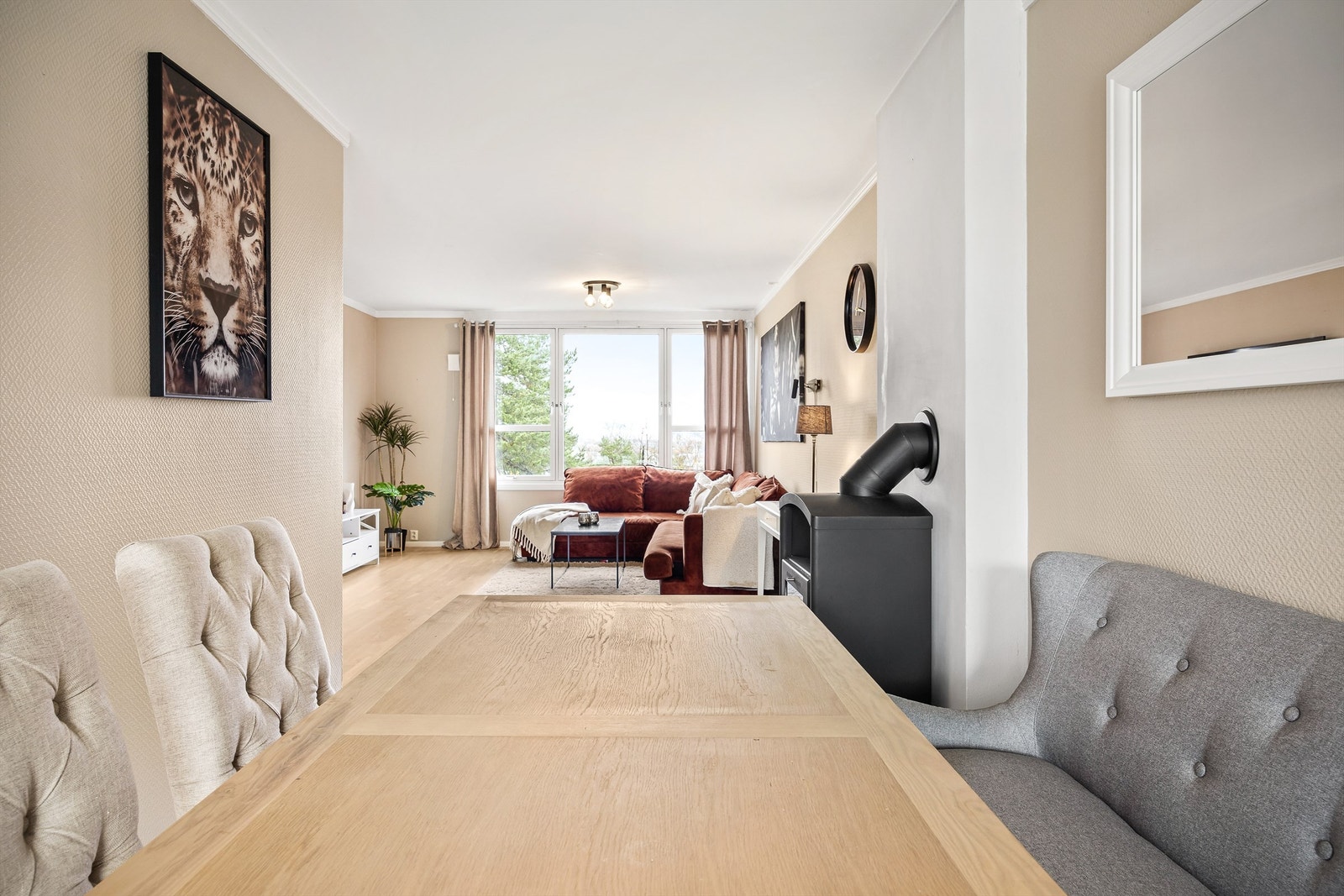 Parkett på gulv, malte vegger og malt himling Galleribilde