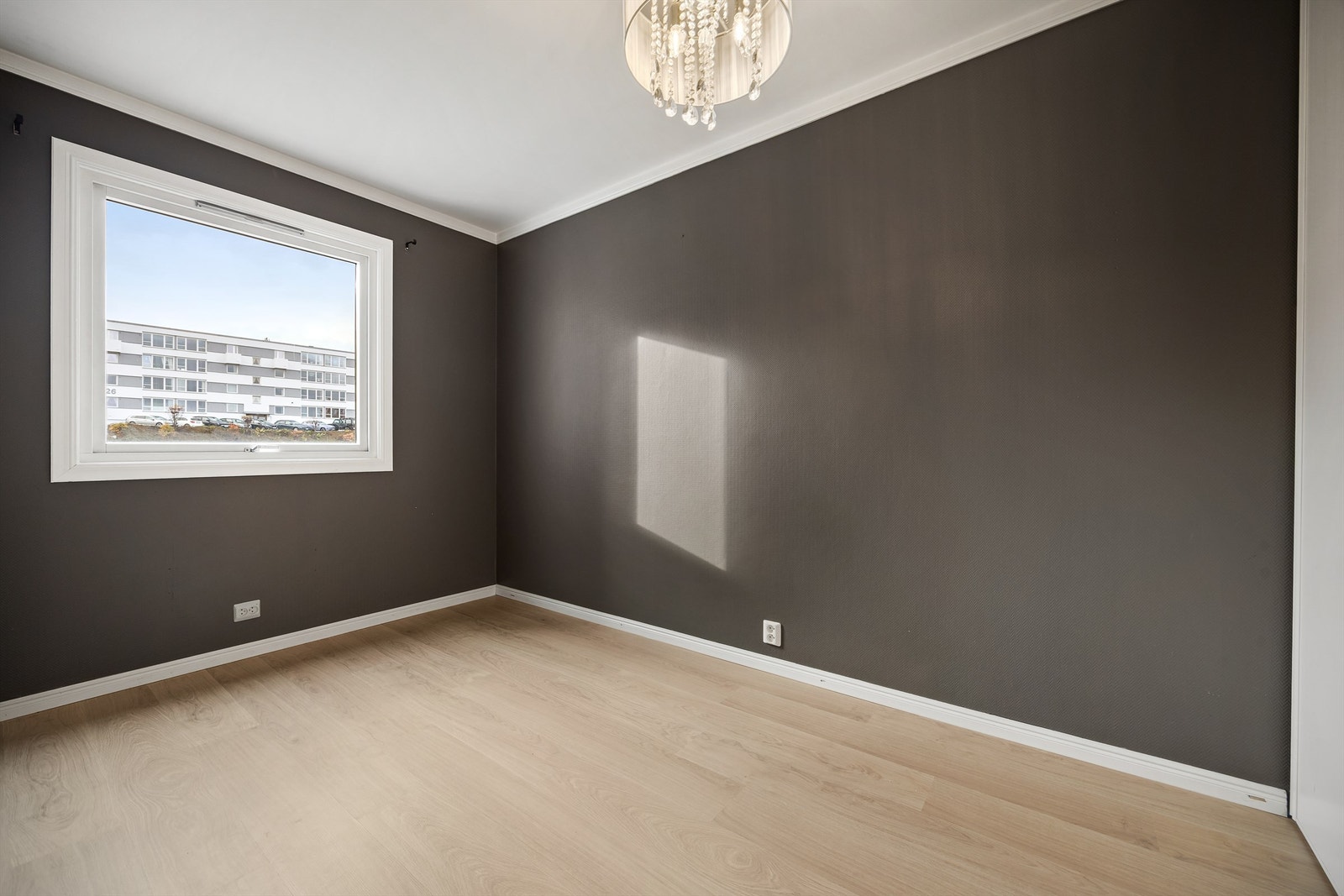 Soverom 2 med laminat på gulv, malte vegger og malt himling Galleribilde