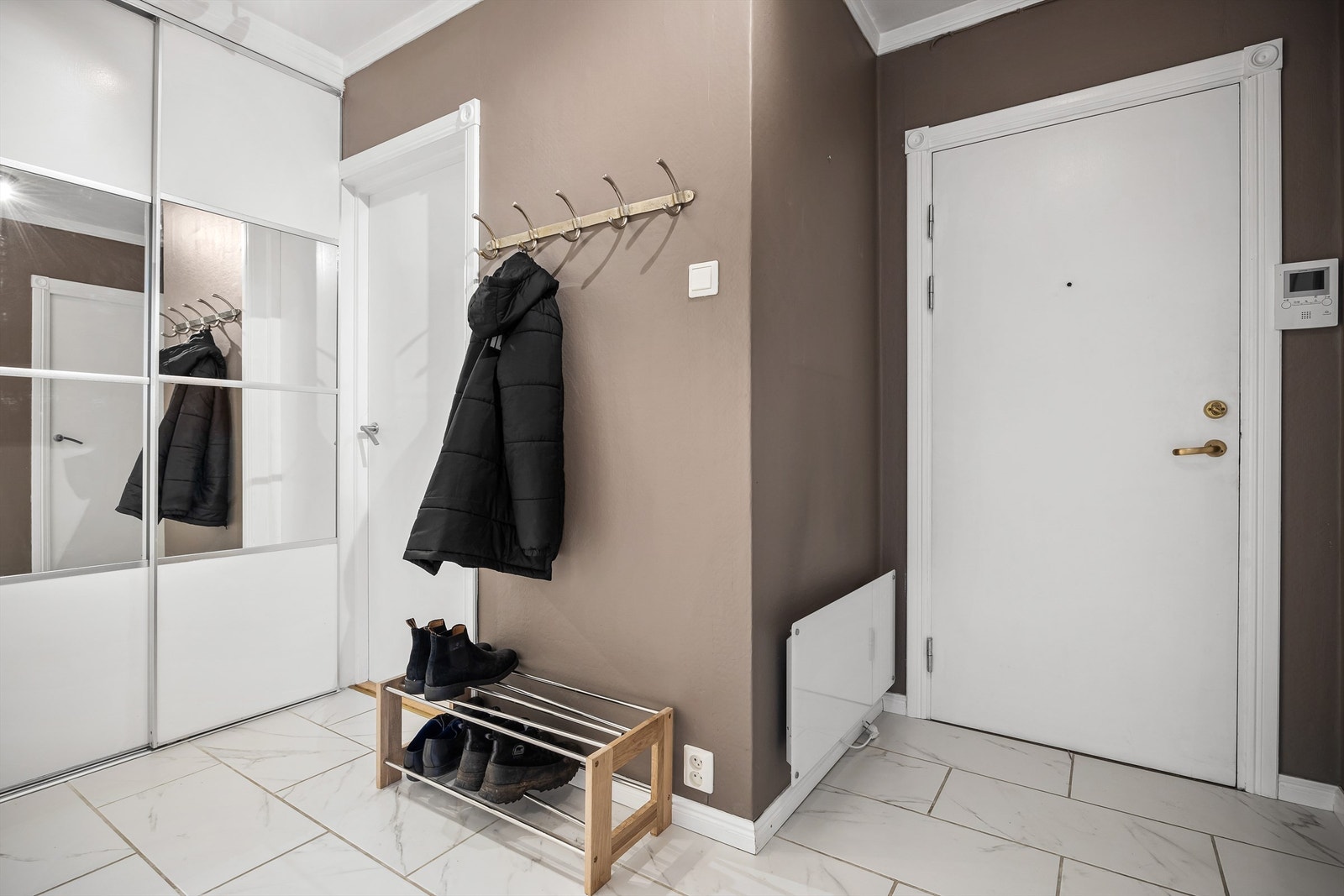 Entré med innebygget skyvedørsgarderobe og dørcallinganlegg (2020) Galleribilde