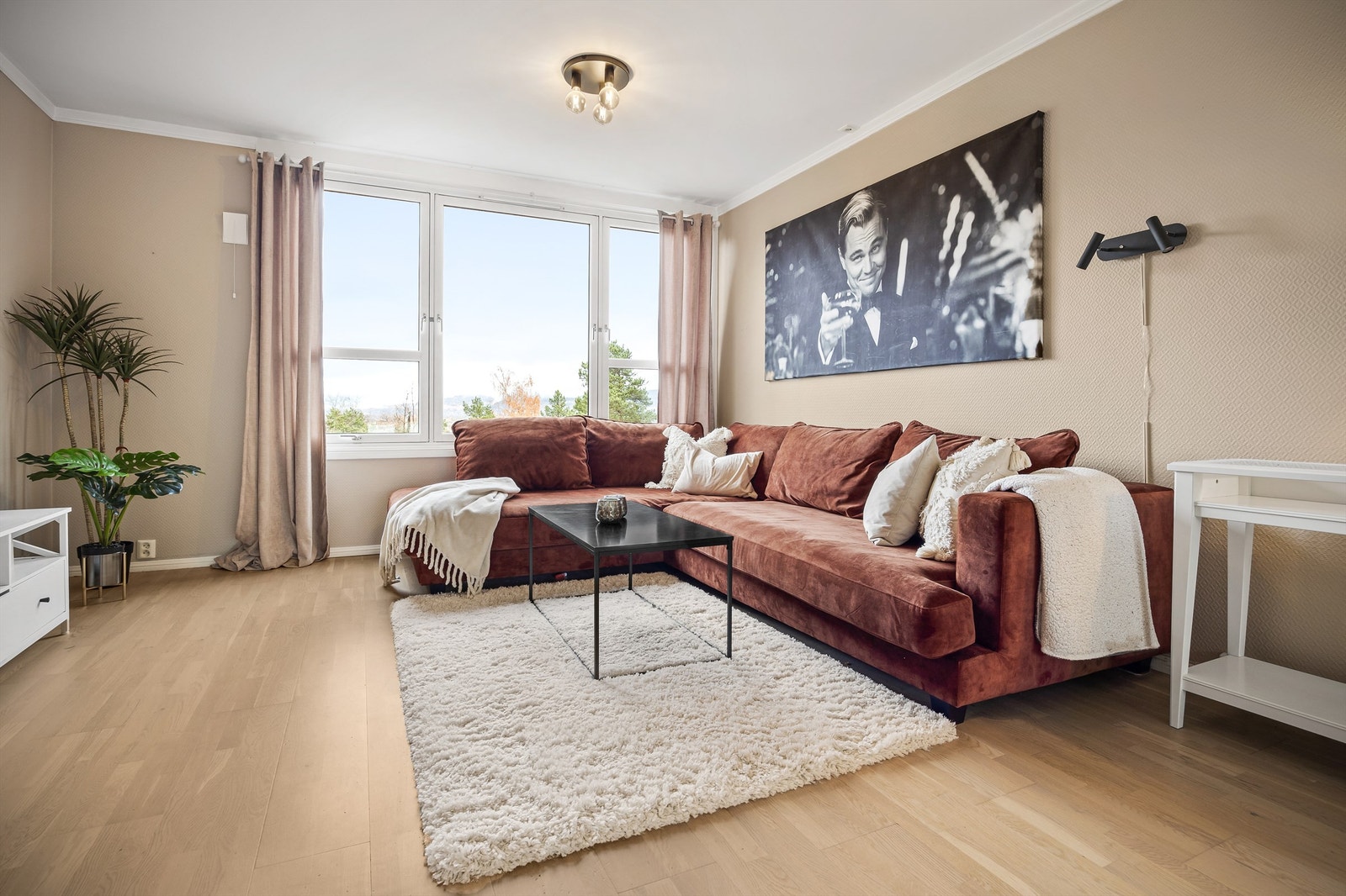 Stue med sofaområde og spiseplass Galleribilde