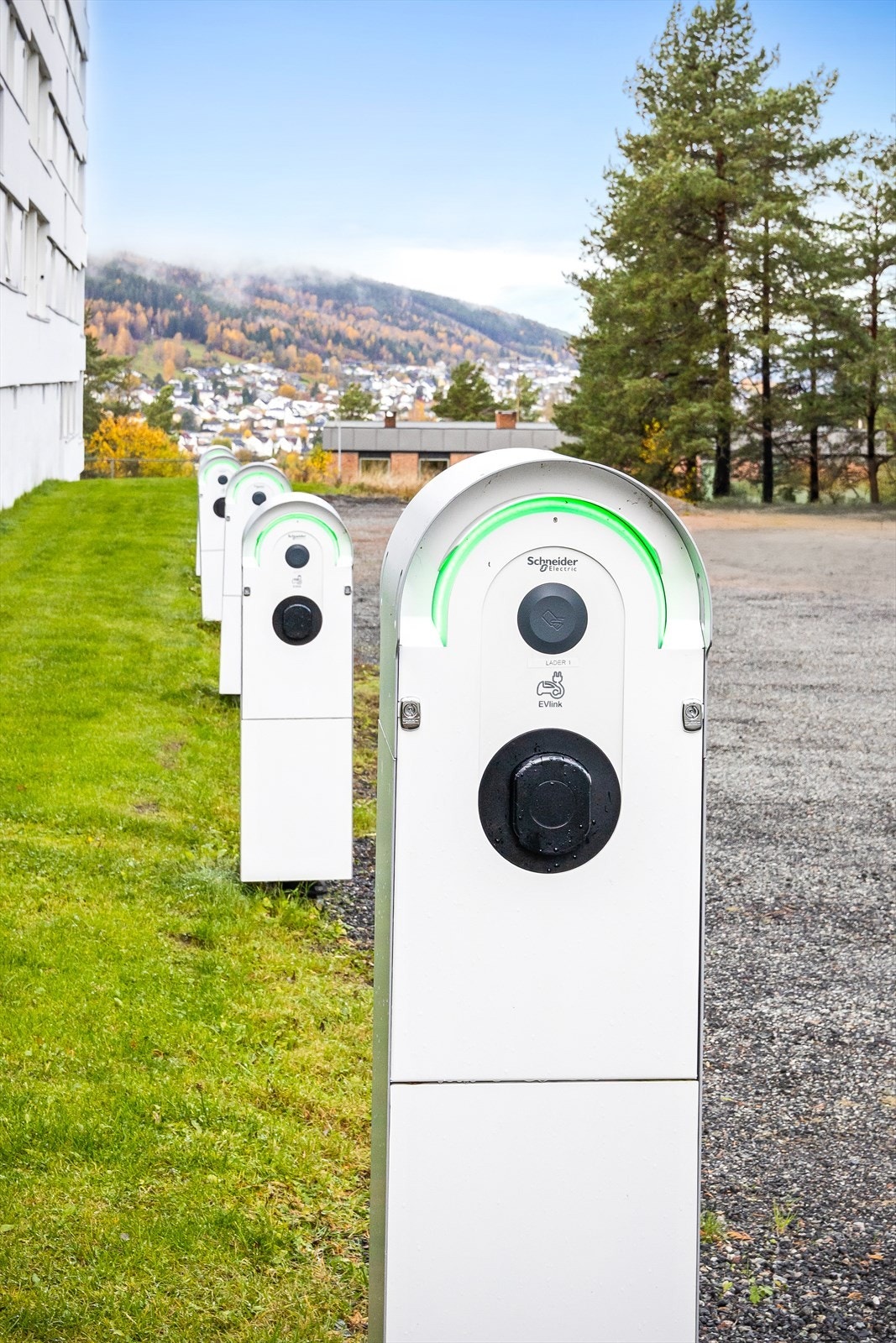 Mulighet for parkering på borettslagets parkeringsområde (ingen faste plasser) - Felles ladepunkter for el-billading fra 2022 (bak blokk 13) Galleribilde