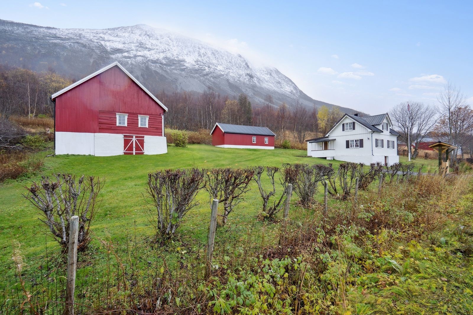 Boligen med uthus og vedsjå - hvor leietaker får plass til oppbevaring.