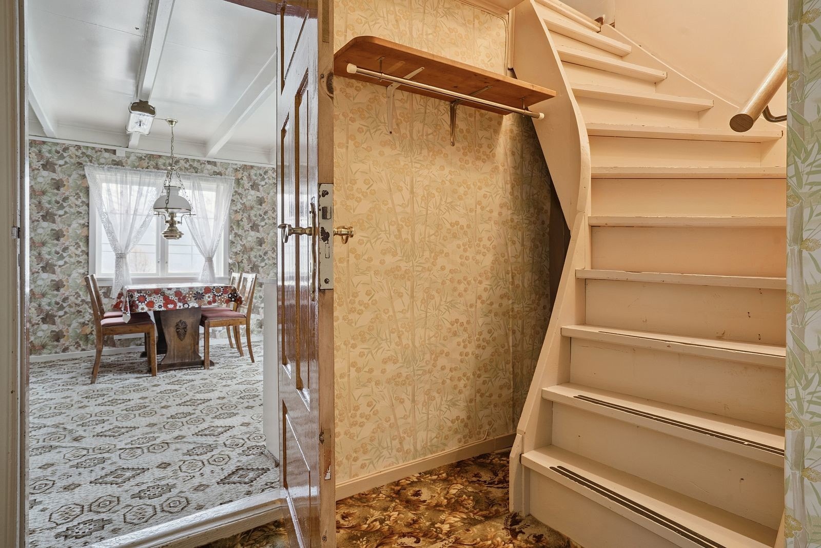 Trappegang til 2. etasje, og inngang til spisestue.