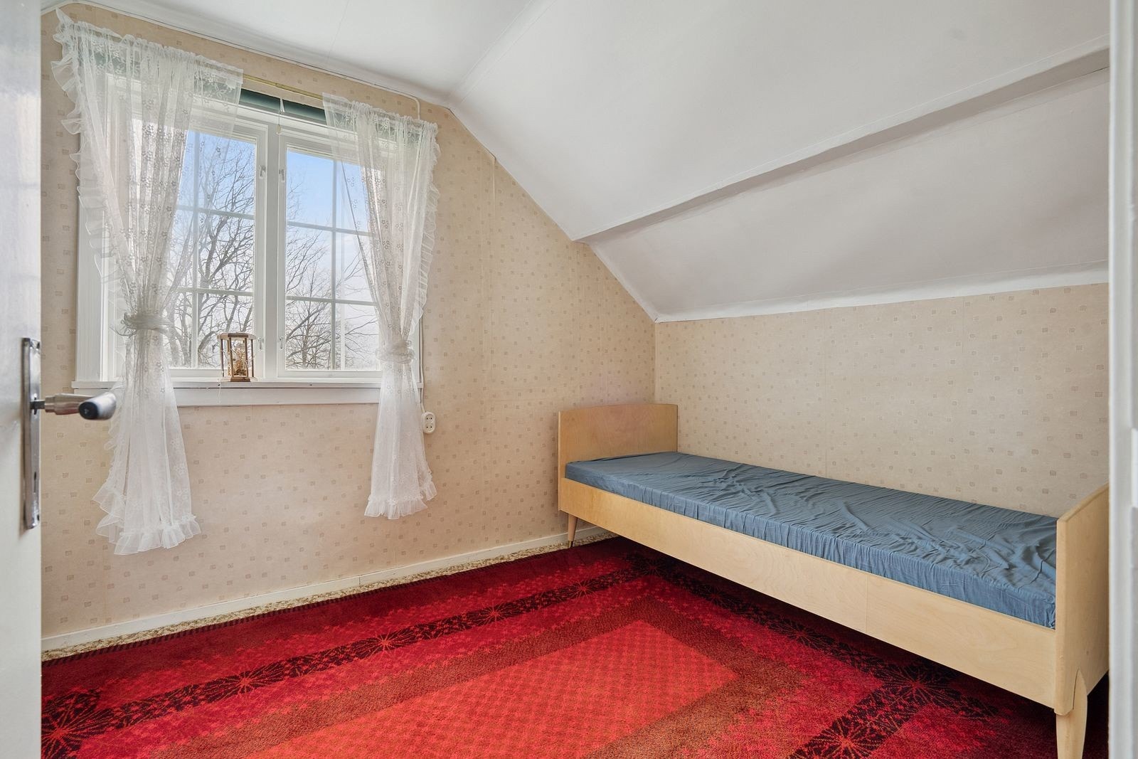 Romslig soverom i 2. etasje.