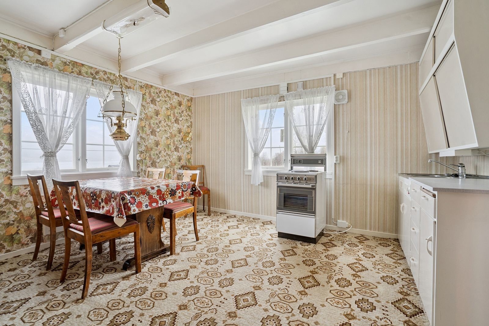 Romslig kjøkken og spisestue, med flere ulike muligheter for møblering.