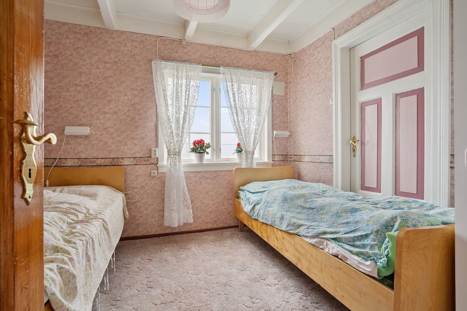 Soverom i 1. etasje, med vegg- til veggteppe og god plass.