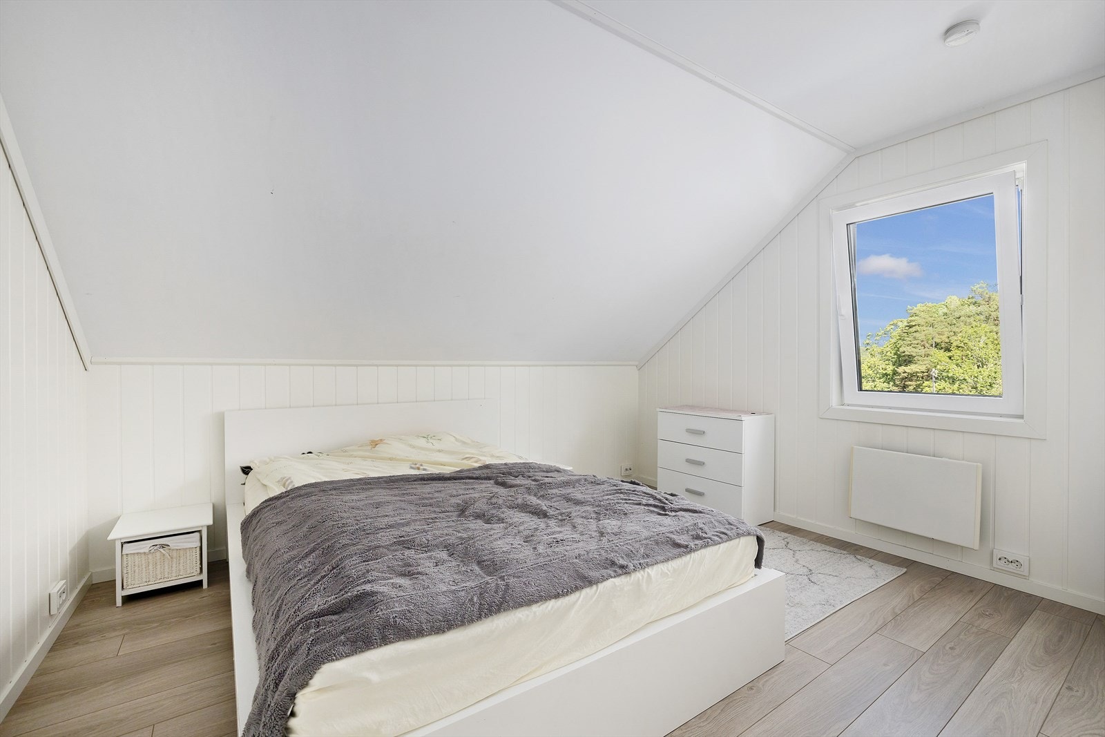 Rommet innerst i gangen er innredet som soverom, men da boligen er ulovlig delt opp er ikke dette medregnet som soverom. Galleribilde