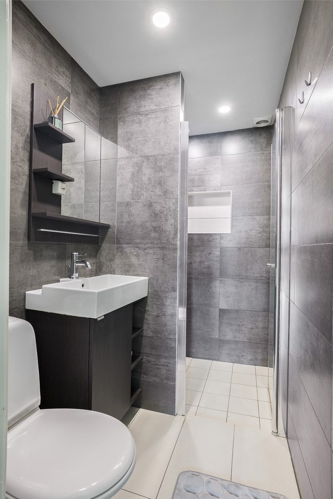Badet i 2.etasje fremstår nytt, men det opplyses at det er pusset opp ved egeninnsats av eier. Galleribilde