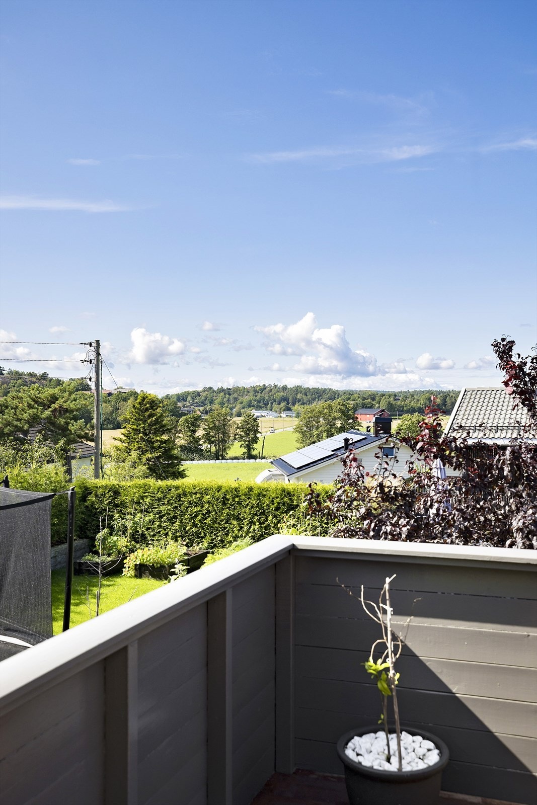 Verandaen er solrik og har et flott utsyn mot sjøen Galleribilde