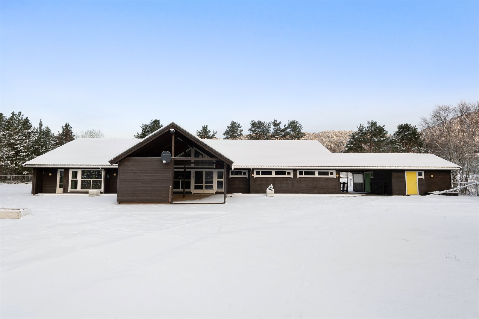 Eiendommen er tidligere brukt som barnehage og bygget er av god byggteknisk stand, tomten er på hele 8 234 m² som tilrettelegger for gode muligheter for utvikling etter ny regulering. Galleribilde